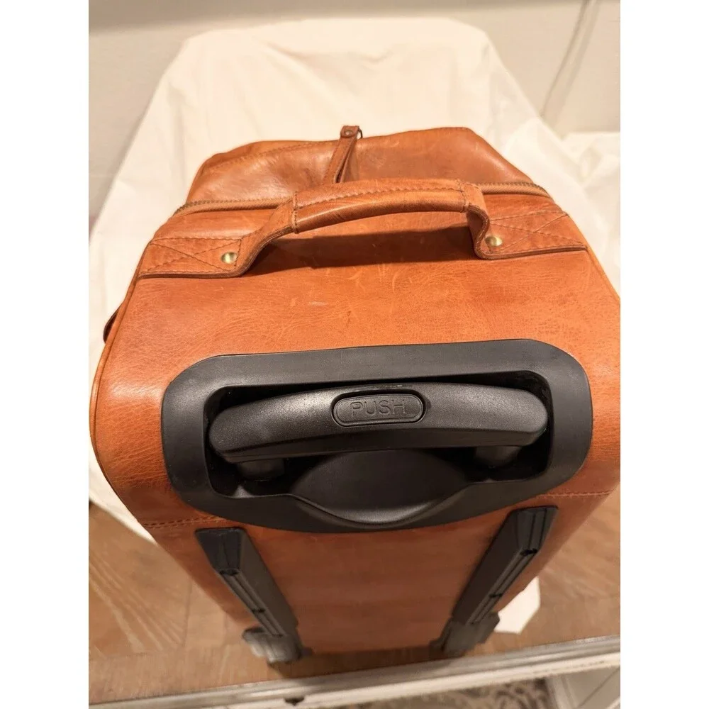 RAWLINGS RUGGED WHEELED LEATHER DUFFLE BAG TRAVEL ROLLING BAG Retails $799.99